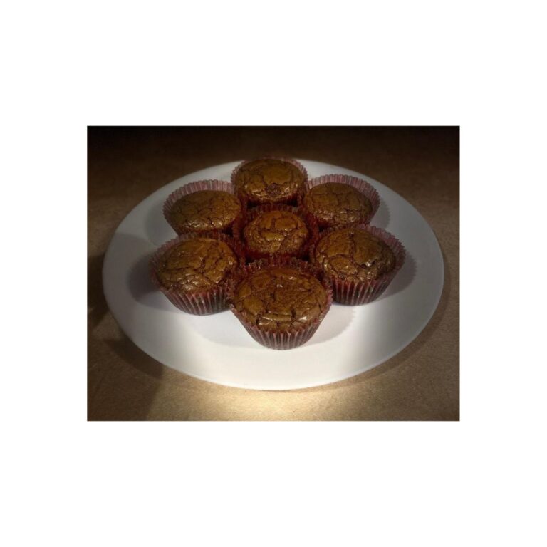 Brownies arranged on plate