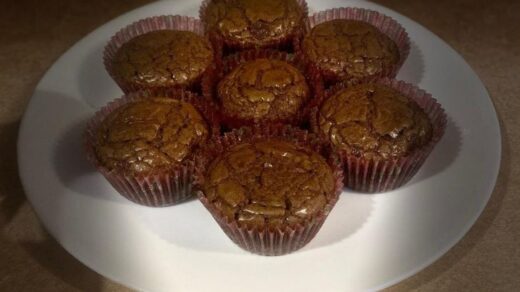 Brownies arranged on plate