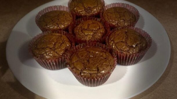 Brownies arranged on plate